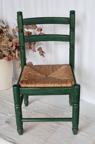 Chaise enfant vintage en bois vert et assise en paille tressée