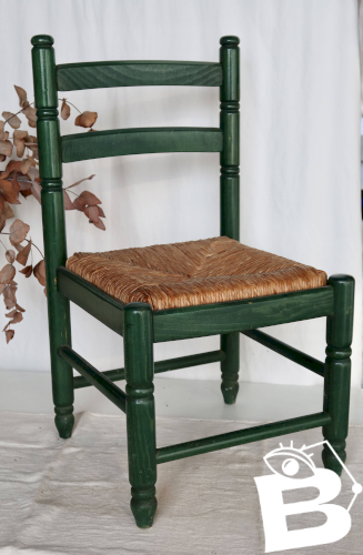 Chaise enfant vintage en bois vert et assise en paille tressée