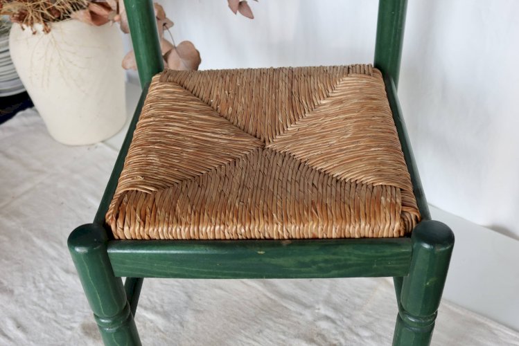 Chaise enfant vintage en bois vert et assise en paille tressée