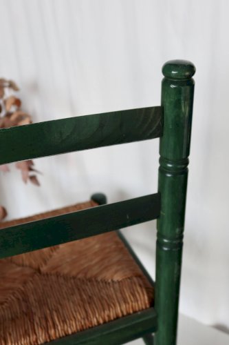 Chaise enfant vintage en bois vert et assise en paille tressée