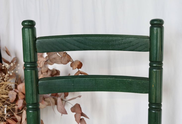 Chaise enfant vintage en bois vert et assise en paille tressée