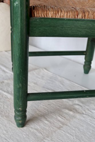 Chaise enfant vintage en bois vert et assise en paille tressée