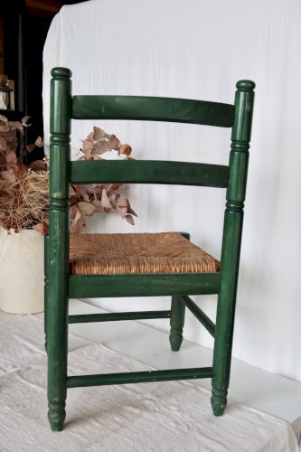 Chaise enfant vintage en bois vert et assise en paille tressée
