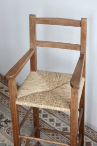Chaise haute enfant vintage en bois et assise paillée