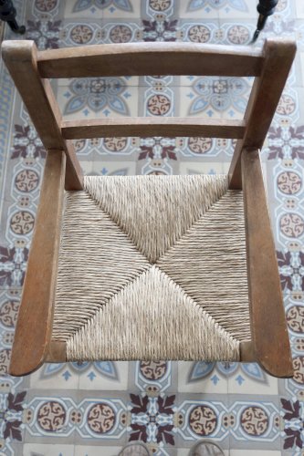 Chaise haute enfant vintage en bois et assise paillée