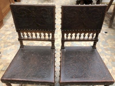 Antique leather chairs in Spanish Renaissance style (2 pieces)