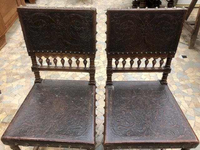 Chaises anciennes en cuir style renaissance espagnole (2 ex)
