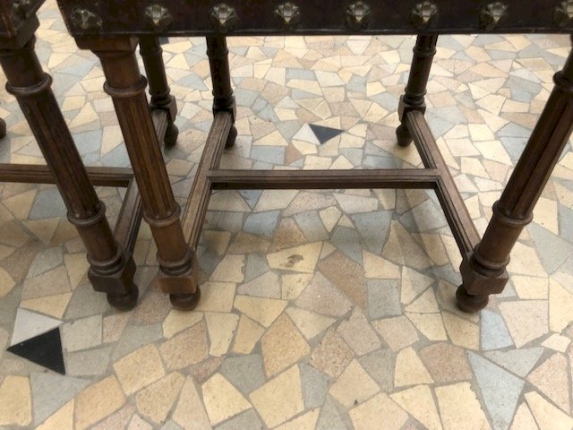 Chaises anciennes en cuir style renaissance espagnole (2 ex)