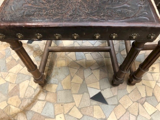 Chaises anciennes en cuir style renaissance espagnole (2 ex)