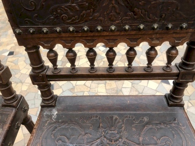 Chaises anciennes en cuir style renaissance espagnole (2 ex)