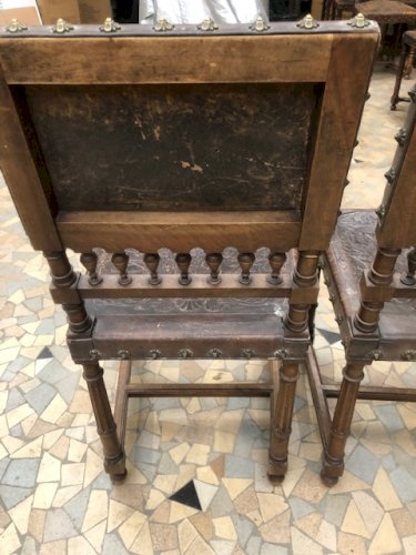 Chaises anciennes en cuir style renaissance espagnole (2 ex)