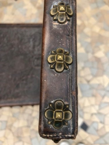 Chaises anciennes en cuir style renaissance espagnole (2 ex)