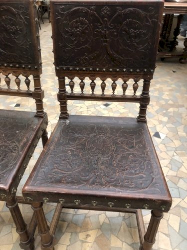 Chaises anciennes en cuir style renaissance espagnole (2 ex)