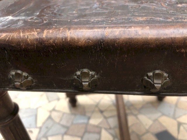 Chaises anciennes en cuir style renaissance espagnole (2 ex)