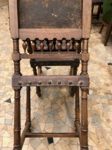 Chaises anciennes en cuir style renaissance espagnole (2 ex)