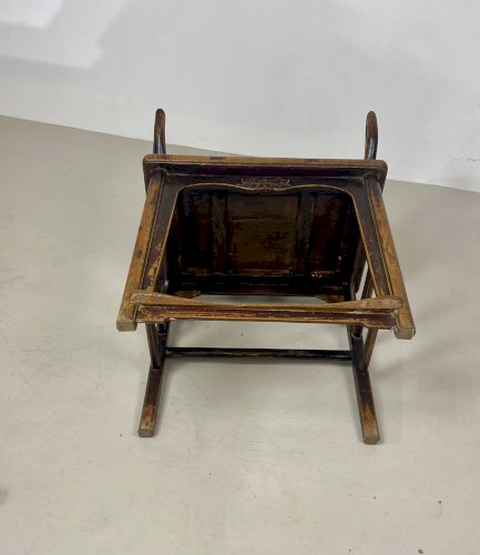Chaises modèle Bonnet de Lettré en orme design chinois 1900