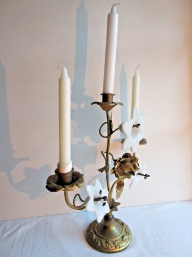 Chandelier d'église en laiton et fleurs de lis en porcelaine blanche, début XXèm