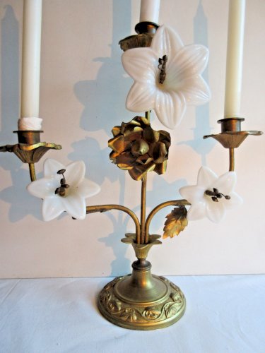 Chandelier d'église en laiton et fleurs de lis en porcelaine blanche, début XXèm