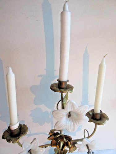 Chandelier d'église en laiton et fleurs de lis en porcelaine blanche, début XXèm