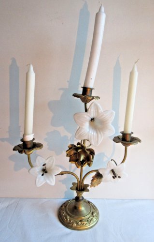 Chandelier d'église en laiton et fleurs de lis en porcelaine blanche, début XXèm