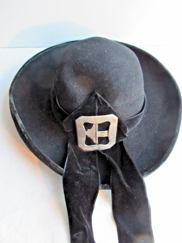 Chapeau rond de Bretagne Napoléon III feutrine noire et long ruban de velours n2