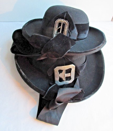 Chapeau rond de Bretagne Napoléon III feutrine noire et long ruban de velours n2