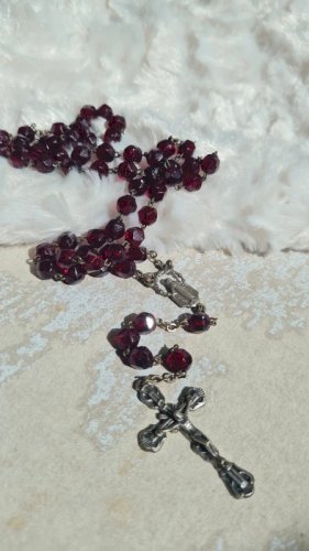 Chapelet ancien avec grenat en verre
