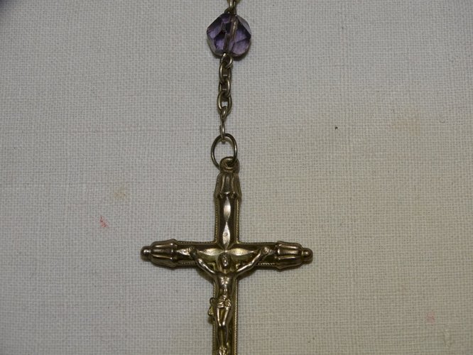 - CHAPELET ANCIEN PERLES de VERRE TAILLE couleur  MAUVE CROIX ARGENT JESUS   D
