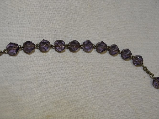 - CHAPELET ANCIEN PERLES de VERRE TAILLE couleur  MAUVE CROIX ARGENT JESUS   D