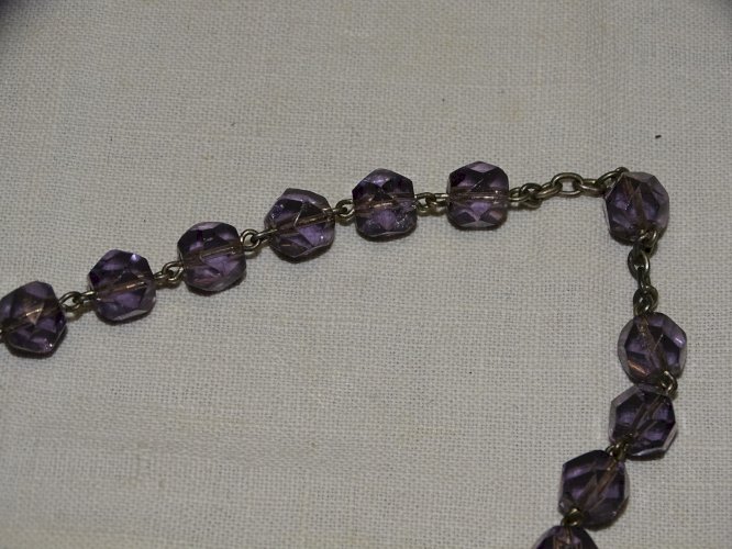 - CHAPELET ANCIEN PERLES de VERRE TAILLE couleur  MAUVE CROIX ARGENT JESUS   D