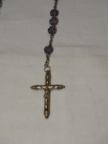 - CHAPELET ANCIEN PERLES de VERRE TAILLE couleur  MAUVE CROIX ARGENT JESUS   D