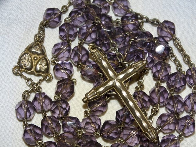 - CHAPELET ANCIEN PERLES de VERRE TAILLE couleur  MAUVE CROIX ARGENT JESUS   D