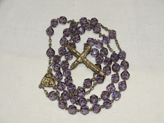 - CHAPELET ANCIEN PERLES de VERRE TAILLE couleur  MAUVE CROIX ARGENT JESUS   D