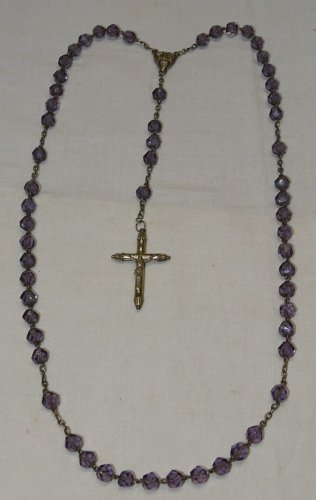 - CHAPELET ANCIEN PERLES de VERRE TAILLE couleur  MAUVE CROIX ARGENT JESUS   D