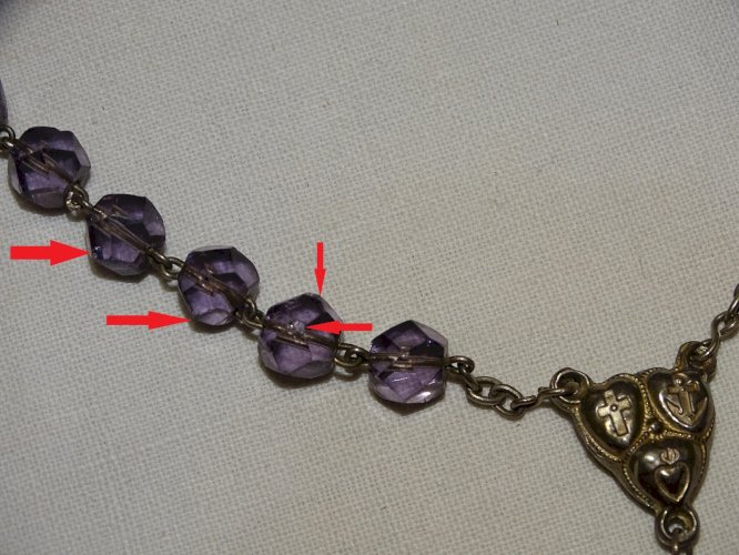 - CHAPELET ANCIEN PERLES de VERRE TAILLE couleur  MAUVE CROIX ARGENT JESUS   D