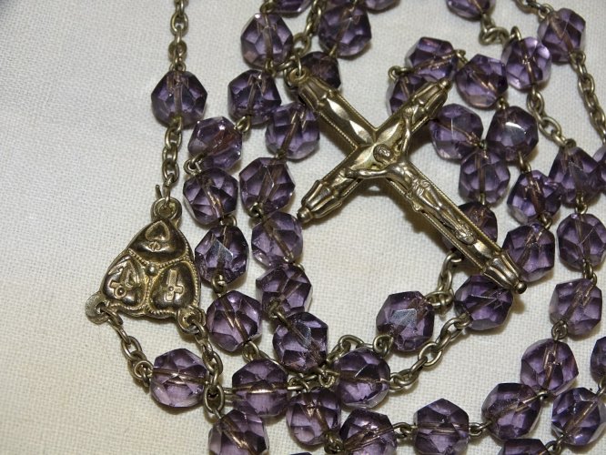 - CHAPELET ANCIEN PERLES de VERRE TAILLE couleur  MAUVE CROIX ARGENT JESUS   D