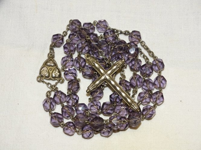 - CHAPELET ANCIEN PERLES de VERRE TAILLE couleur  MAUVE CROIX ARGENT JESUS   D