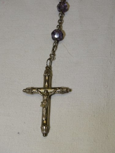 - CHAPELET ANCIEN PERLES de VERRE TAILLE couleur  MAUVE CROIX ARGENT JESUS   D
