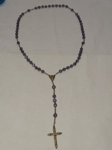 - CHAPELET ANCIEN PERLES de VERRE TAILLE couleur  MAUVE CROIX ARGENT JESUS   D