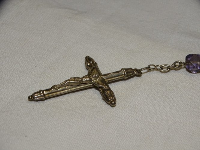 - CHAPELET ANCIEN PERLES de VERRE TAILLE couleur  MAUVE CROIX ARGENT JESUS   D