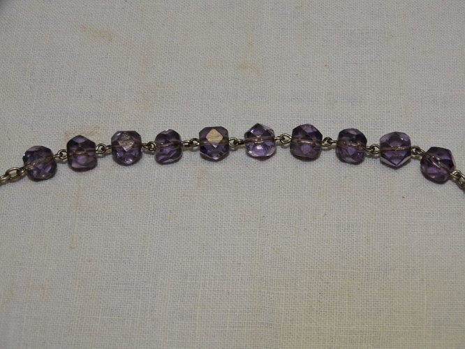 - CHAPELET ANCIEN PERLES de VERRE TAILLE couleur  MAUVE CROIX ARGENT JESUS   D
