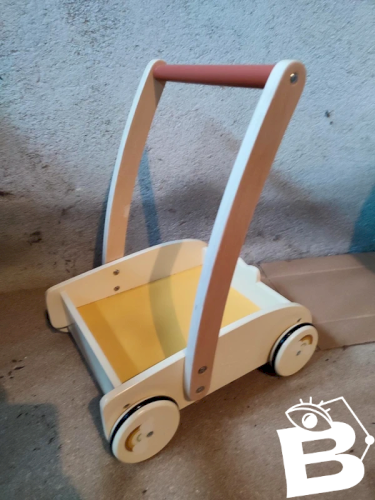 Chariot  de marche / pousseur en bois winnie lourson en bon etat