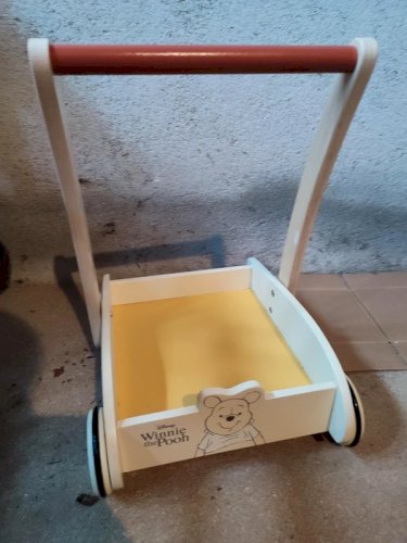 Chariot  de marche / pousseur en bois winnie lourson en bon etat