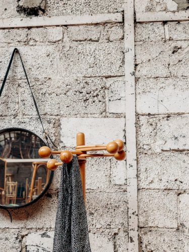 Charlie, le porte-manteau amovible en bois N°117