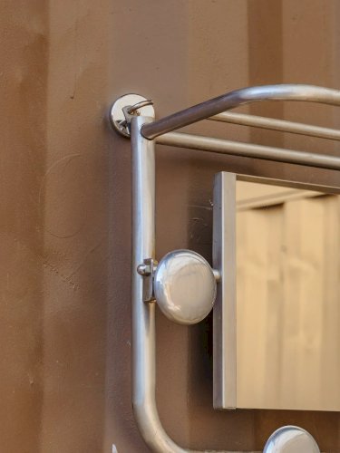 Charlie, le porte-manteau chromé avec miroir N°177