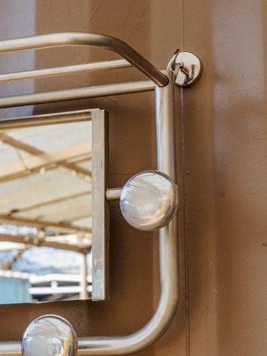 Charlie, le porte-manteau chromé avec miroir N°177