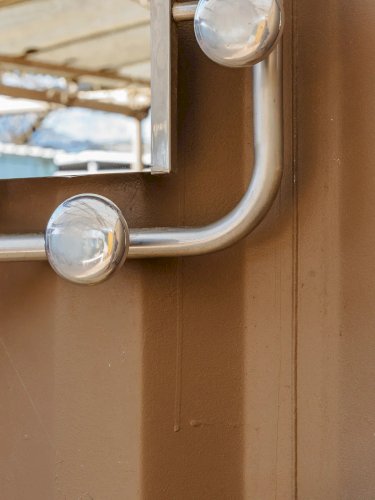 Charlie, le porte-manteau chromé avec miroir N°177