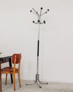 Charlie, le porte-manteau chromé N°7