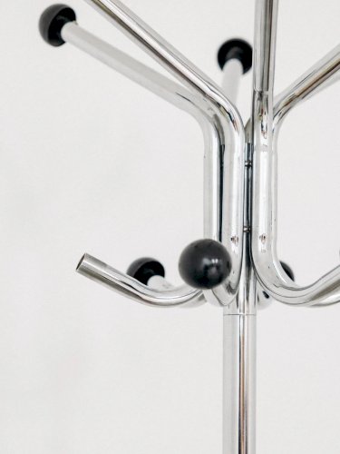 Charlie, le porte-manteau chromé N°7