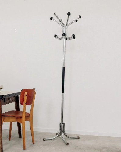 Charlie, le porte-manteau chromé N°7